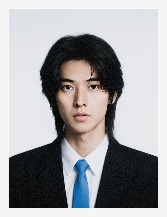 一个男生，白色背景