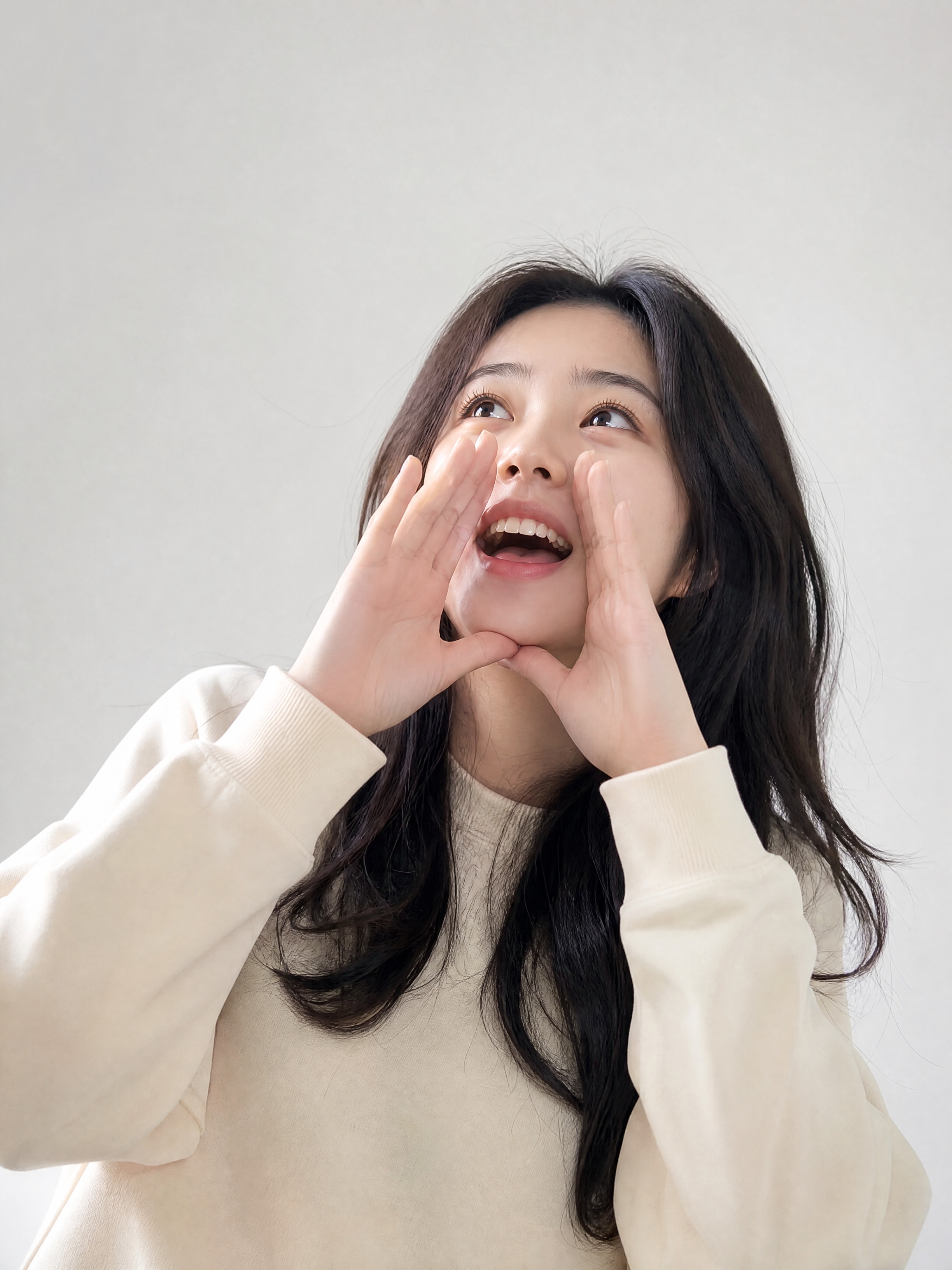 女性向上呼喊清新风海报。画面展示一位身穿米色卫衣的年轻女性，双… - 图片创意预览