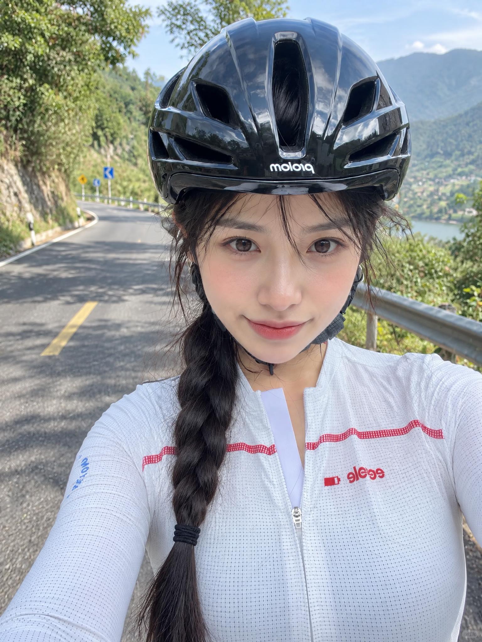 去掉骑行眼镜，头发变成单根麻花辫，背景更换为户外骑行公路场景，… - 图片创意预览