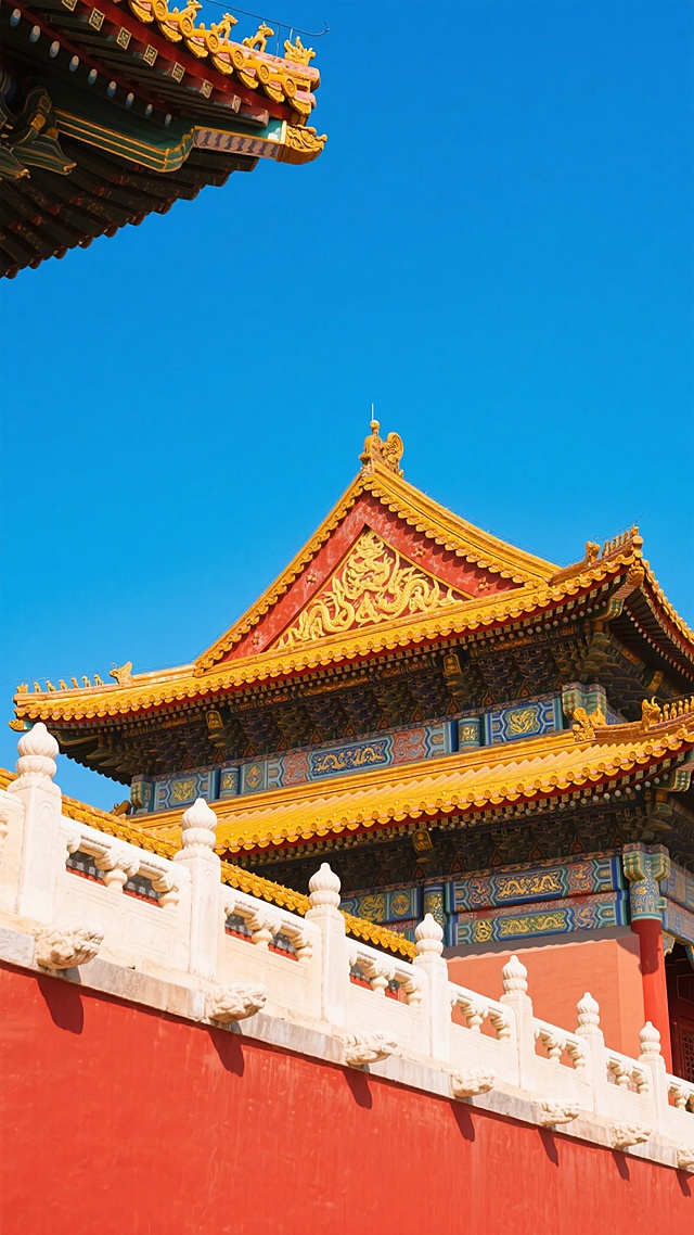 仰拍视角，故宫太和殿主体呈现，标志性黄色琉璃瓦重檐庑殿顶在澄澈蓝天映衬下，鎏金宝顶于日光下泛着温润光泽，建筑细节清晰，可见黄色瓦当上的龙纹、屋檐下绚丽斗拱彩绘及红色宫墙上的黄色琉璃瓦剪边，前景汉白玉栏杆与红色宫墙对比鲜明，色彩鲜艳饱满，蓝天与建筑红黄蓝三色和谐统一，光影层次分明，尽显故宫传统建筑恢弘大气与精致，干净风格符合现实逻辑用于背景素材。