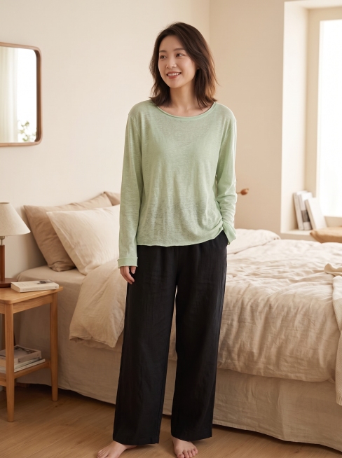 【主体保护指令】请保持参考图 1 中【服装】的款式、颜色、材质、剪裁、图案、版型 与原图一致，不做改动或再创作。画面其余元素（模特、场景、光影、构图）按后续描述生成。自然亚裔淡妆自然感女士买家秀，只有预览效果