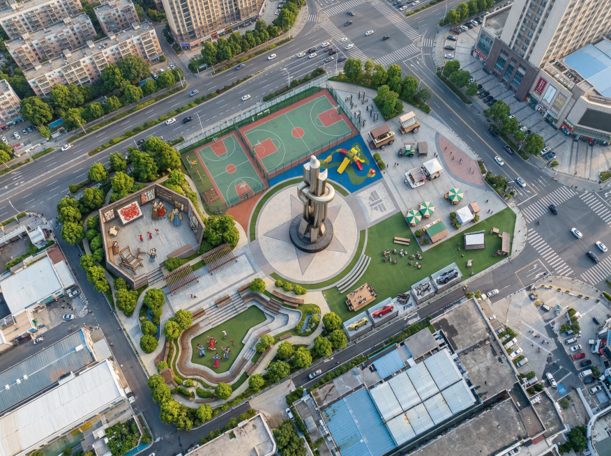 根据提供的总平图生成低空45度鸟瞰视角的真实摄影照片。画面需完整呈现场景全貌及周边环境，同时保持原有用地形状不变。要求构建真实的植物与景观环境的细节，使用广角镜头营造空间感，最终成像需具备真实高级摄影预览效果