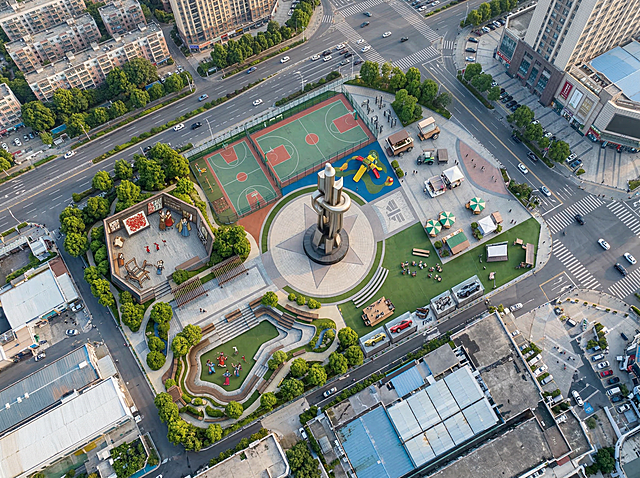 根据提供的总平图生成低空45度鸟瞰视角的真实摄影照片。画面需完整呈现场景全貌及周边环境，同时保持原有用地形状不变。要求构建真实的植物与景观环境的细节，使用广角镜头营造空间感，最终成像需具备真实高级摄影质感