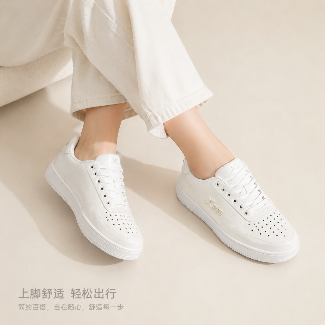 [主图-2] 白色球鞋上脚效果展示，保持产品外观材质和颜色与原图一致，简约治愈风格。画质：商业摄影质感，光线柔和通透，产品清晰真实，画面干净高级。元素：年轻亚洲女生小腿部分出镜，穿白色直筒牛仔裤，搭配预览效果