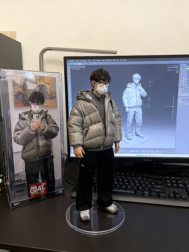 现代感与科技感融合的3D重拟物手办，虚拟现实风格呈现，塑料质感细节逼真，展现数字艺术与实体收藏的跨界创意。