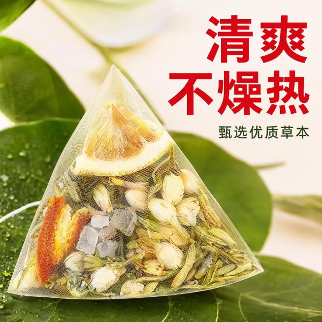 [主图-4] 茶包细节特写图。
[氛围风格] 突出产品细节品质，真实干净。
[画质] 商业摄影微距质感，细节清晰锐利，画面干净高级。
[元素] 微距特写单个透明三角塑料茶包，清晰展示茶包内多种草本原料预览效果