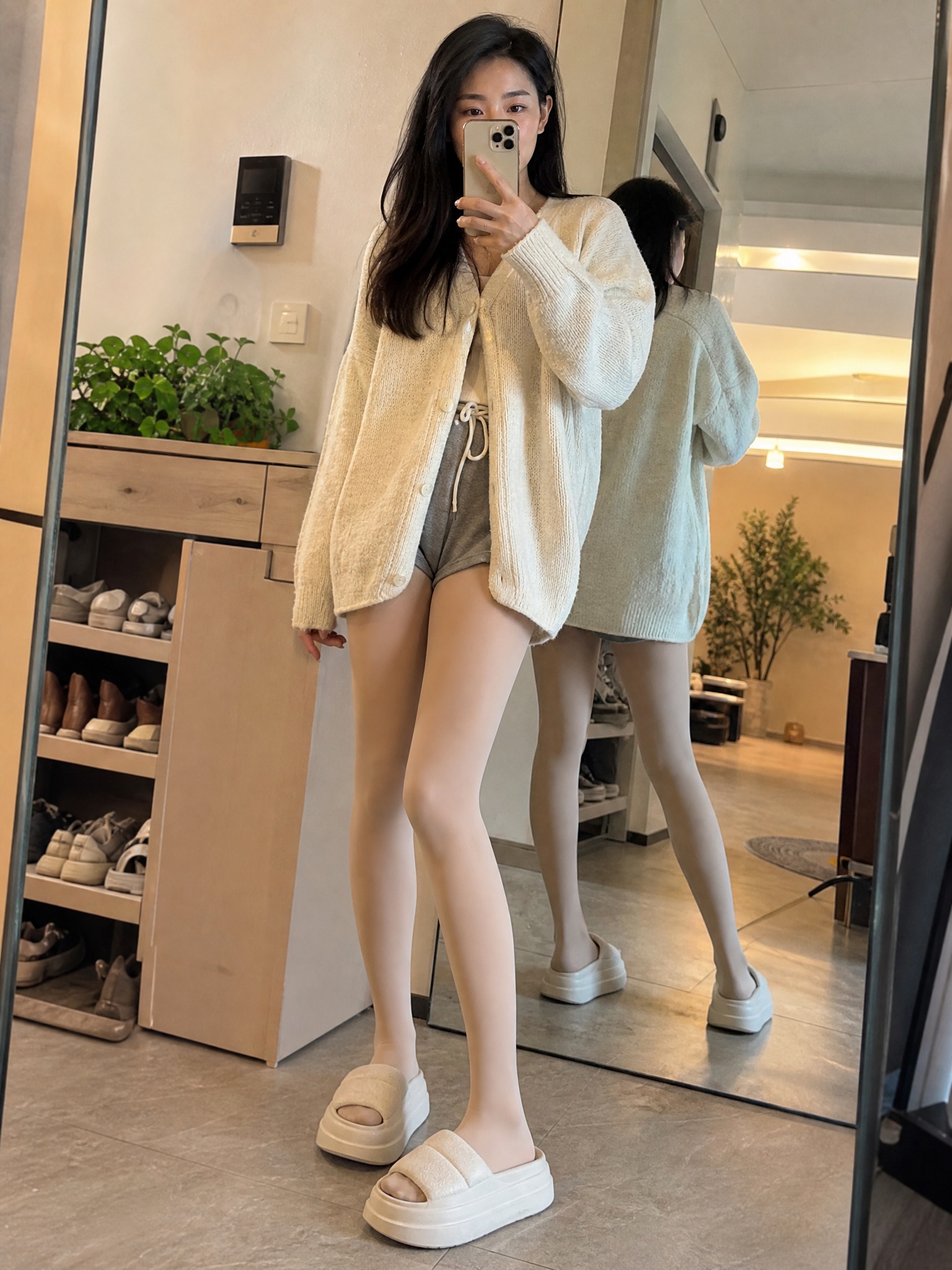 一张自然真实感的买家秀照片，手机随手拍摄效果，35岁左右御姐气… - 图片创意预览