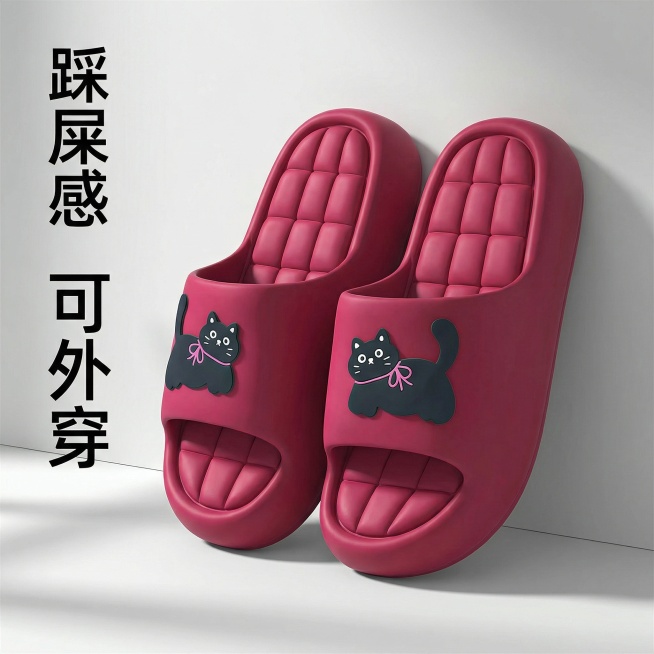 将背景替换为干净的白色和浅灰色，使用柔和的工作室灯光，拖鞋改为正面平视角度斜靠在白墙上，地板添加柔和的阴影，左侧添加竖排文字“踩屎感 可外穿”，严格锁定原拖鞋款式、颜色、外观，不更改、不替换、不变形，预览效果
