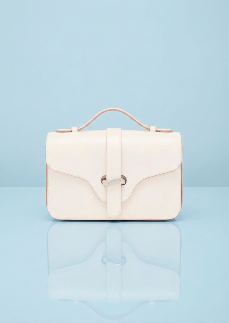 将这款米白色手提包放在高反光的浅蓝色平面上，保留包的原有细节和颜色，背景为浅蓝色调，包在平面上有清晰的倒影，不要花岗岩材质，高度还原包的形态和配色预览效果