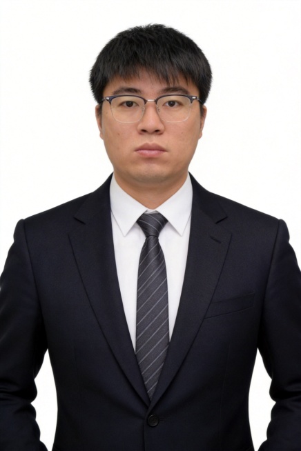 参考原图人物面部特征，生成一张专业的全身白底证件照，纯白色背景，无任何阴影；全身标准站姿，身体完全正面朝向镜头，重心稳定，双臂自然放在身体两侧，姿态挺拔自然，头部正直，视线完全平视镜头，下颌微收，双肩预览效果