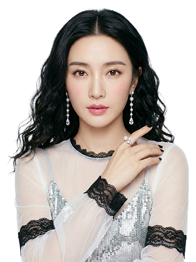 亚洲女性，长卷发乌黑亮泽，中分发型，发尾自然卷曲垂至肩部
精致妆容，棕色眼眸，眼尾微微上扬，粉色唇釉，自然红晕
佩戴银色长款珍珠耳坠，耳坠末端有水滴形水晶装饰
身穿白色薄纱连衣裙，袖口和领口有黑色蕾丝花边，内搭银色亮片吊带
左手轻搭右肩，无名指佩戴珍珠钻石戒指，指甲涂黑色指甲油
正面半身人像，纯白色背景，柔和光线从前方打亮面部，皮肤白皙通透
整体风格优雅高贵，情绪平静自然，眼神清澈直视前方，高清细腻画质