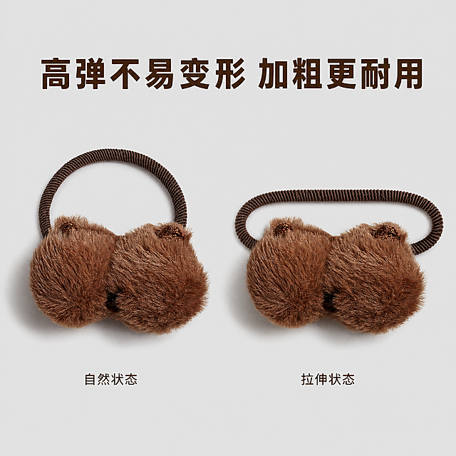 [主图-4] 展示卡皮巴拉头绳高弹加粗卖点，对比突出耐用特性。保持卡皮巴拉头绳的外观（即物理结构、毛绒材质质感、棕色颜色）与输入产品图绝对一致，杜绝任何变形和色差，精细化处理。氛围风格：功能展示，清晰直观。画质：商业摄影质感、光线柔和通透、产品清晰真实、画面干净高级。元素：采用左右分栏拼图，左侧展示头绳自然状态，右侧展示头绳被拉伸拉开的状态，对比展示高弹性，背景为浅灰色干净背景。商品主体占比约70%，满屏无边框。光影：均匀柔光，清晰展示两种状态的细节，对比明显。配色：浅灰+棕色，中性干净配色。视角构图：左右分屏，平视中心构图，每个分栏都完整清晰。文字版式：上方居中大字“高弹不易变形 加粗更耐用”，深棕色粗体，底部每个分栏标注小字，左侧“自然状态”，右侧“拉伸状态”，文字清晰不遮挡产品。比例分辨率：1:1比例，2k分辨率，文字清晰锐利，超高清。负向提示词：变形，水印，文字错乱，产品图模糊，背景杂乱。