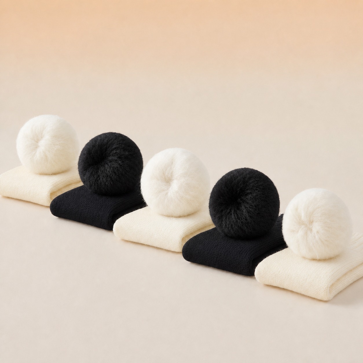将图片1的5个毛球和下面的袜子换成3个奶白色、2个黑色。奶白色… - 图片创意预览