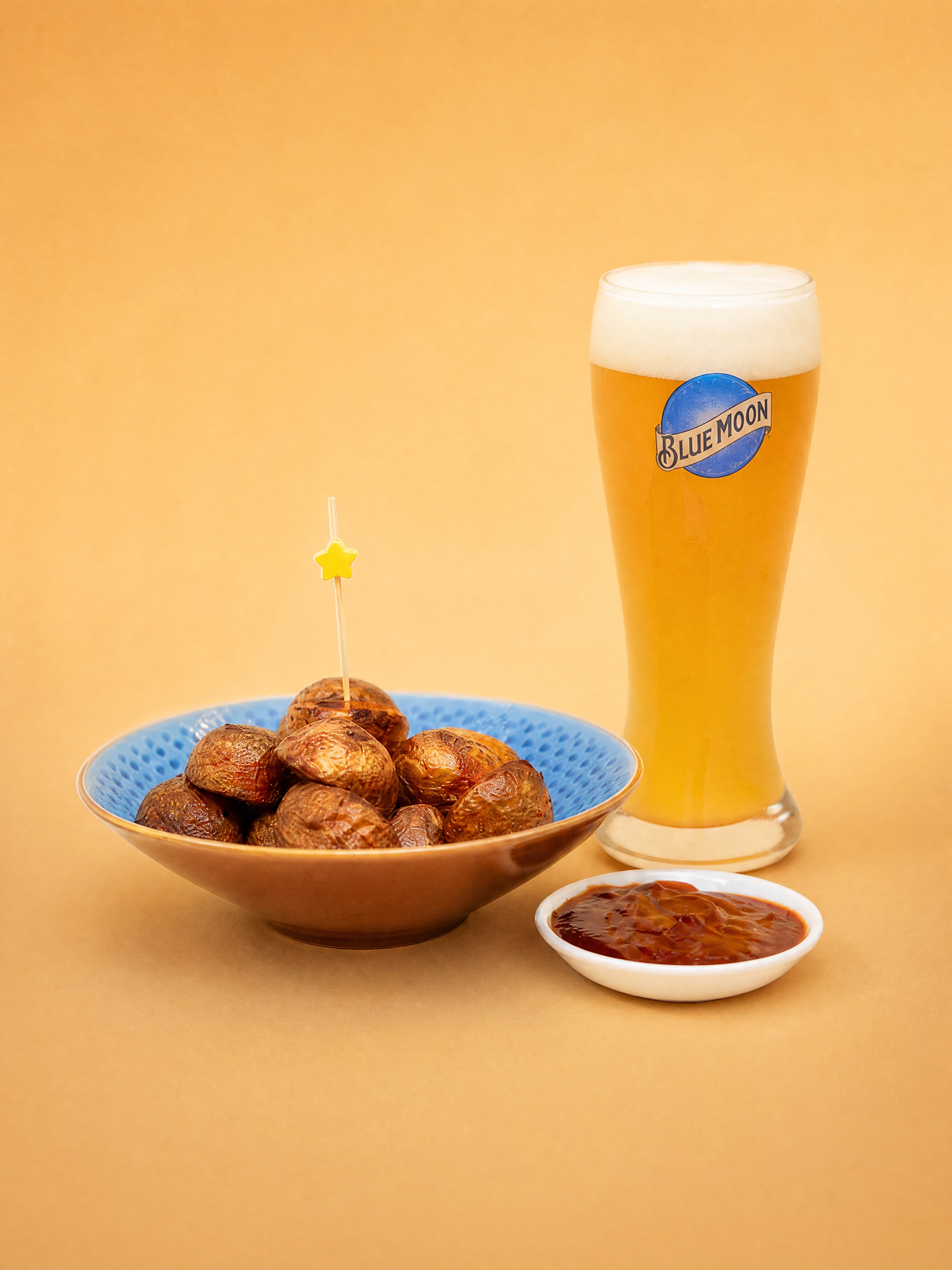 参考图2中的食物组合：一碗烤小土豆（碗为棕色外沿、蓝色内纹，碗… - 图片创意预览