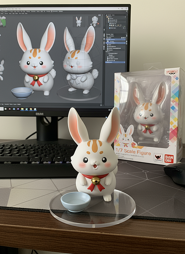 将这个图片制作成一个商业化1/7比例手办，风格写实，环境逼真。手办放置在电脑桌上，配有一个圆形透明亚克力底座，底座上没有文字。电脑屏幕上显示着手办的Zbrush建模过程。电脑屏幕旁边是一个万代风格的透明玩具盒，上面印有原始画作。