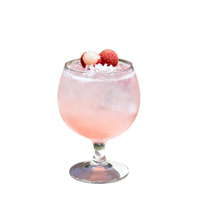 一杯装满海盐荔枝古斯精酿啤酒的玻璃杯，酒液呈淡粉朦胧感，杯口点缀新鲜荔枝果肉和海盐碎，背景是清新自然的户外草地与浅淡树荫，光线柔和温暖，写实风格，细节丰富预览效果