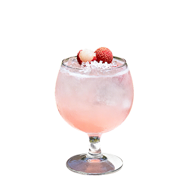 一杯装满海盐荔枝古斯精酿啤酒的玻璃杯，酒液呈淡粉朦胧感，杯口点缀新鲜荔枝果肉和海盐碎，背景是清新自然的户外草地与浅淡树荫，光线柔和温暖，写实风格，细节丰富