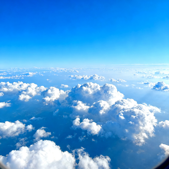 空中视角下一望无际的蓝天白云，晴朗开阔的高空天空景观，干净澄澈的蓝天搭配蓬松柔软的白色云朵，清新自然的高空风光，画质清晰细腻预览效果