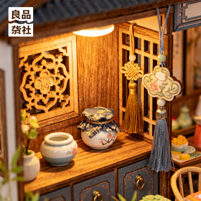 淘宝详情图，古风DIY小屋，细节展示小屋的装饰摆件，古风韵味十足，左上角标注“良品杂货社”预览效果