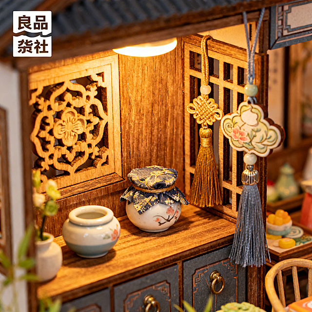 淘宝详情图，古风DIY小屋，细节展示小屋的装饰摆件，古风韵味十足，左上角标注“良品杂货社”
