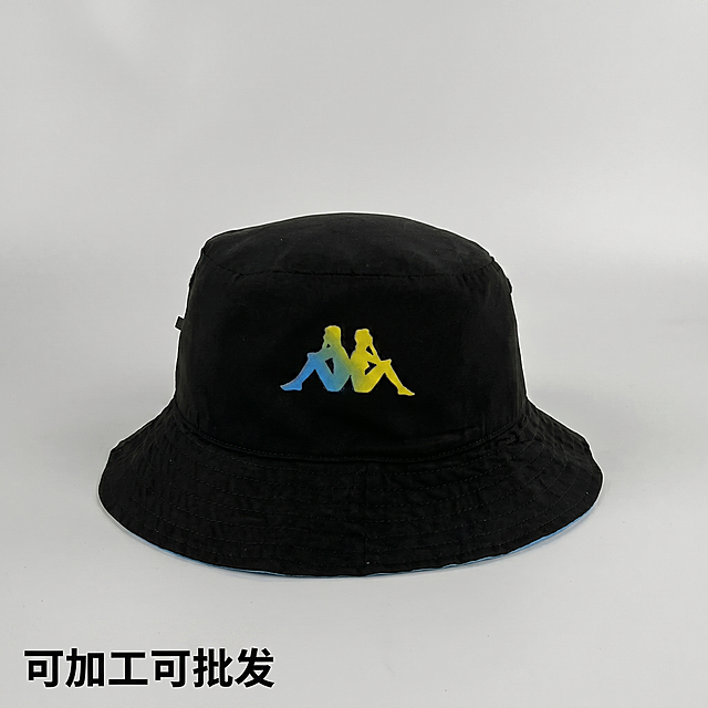 [主图-3] 黑色渐变标志渔夫帽单品展示。
[氛围风格] 简约干净高级感，符合1688源头工厂批发风格；
[画质] 商业摄影质感、光线柔和通透、产品清晰真实、画面干净高级。保持渔夫帽外观（物理结构、材质质感、颜色）与输入产品图绝对一致，杜绝任何变形和色差，精细化处理。商品主体占比严格控制在70%左右。画面满屏无边框。不要把品牌logo单独抠出来作为亮点强调。
[元素] 黑色渐变标志渔夫帽单品居中立体摆放，完整展示正面帽型、帽檐、帽顶和渐变标志细节。浅灰色极简干净背景，突出产品主体。
[光影] 正面柔光，主光勾勒帽型轮廓，阴影柔和过渡，布料纹理清晰可见，质感真实。
[配色] 浅灰色背景，黑色帽身搭配蓝黄渐变标志，色彩对比鲜明，醒目清晰。
[视角构图] 平视正面视角，产品居中完整展示，轮廓完整不裁切。
[文字版式] 左下负空间左对齐，文字"可加工可批发"，白色字，大小适中，不遮挡产品主体，清晰可读。
[比例分辨率] 1:1比例，2k分辨率，文字清晰锐利，超高清。
[负向提示词] 变形，水印，文字错乱，产品图模糊，背景杂乱，突出品牌logo，侵权元素