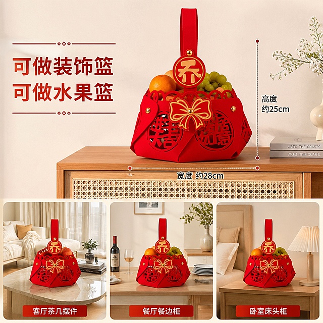 [主图-4] 多场景展示尺寸信息图
[氛围风格] 简约干净展示风，清晰直观
[画质] 商业摄影质感，画面清晰干净，信息展示清楚
[元素] 采用画中画布局，主画面展示乔迁手提篮摆放在餐厅餐边柜上，放置水果作为果篮使用；左下小画框展示摆放在客厅茶几上作为装饰摆件，右下小画框展示摆放在卧室床头柜；每个小画框下方标注对应场景名称。保持产品外观与输入图一致。主体产品占比约50%，布局清晰不拥挤
[光影] 整体统一柔和自然光，三个画框光影方向一致，明暗均匀
[配色] 保留产品正红色，背景采用浅米墙面，整体干净清爽
[视角构图] 主场景平视，小场景采用对应视角，布局均分清晰
[文字版式] 产品旁标注产品尺寸：高度 约25cm 宽度 约28cm，尺寸文字加粗清晰；画面左侧标注：可做装饰篮 可做水果篮，文字排版工整不遮挡主体
[输出要求] 1:1比例，文字清晰可辨，超高清商业摄影质感
[负向提示词] 变形，文字错乱，产品图模糊，背景杂乱，水印，电商平台Logo