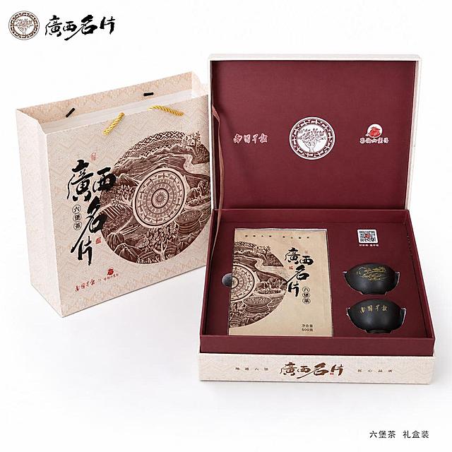 [主图-1] 白底主图 广西名片六堡茶礼盒开箱正面展示。
[氛围风格] 极简白底商业摄影，干净高级，突出产品本身与开箱全貌。
[画质] 超高清商业摄影质感，产品清晰锐利，礼盒材质纹理细腻，所有印刷文字清晰可辨，画面干净无杂物。
[元素] 画面中央主体为打开状态的酒红色六堡茶礼盒，盒盖向上翻开，盒内左侧是500克牛皮纸包装茶砖（印有广西名片六堡茶黑色书法大字与铜鼓山水纹样），右侧上下摆放两个黑色紧压茶砣（上砣有金色山水纹，下砣有金色南国早报字样）。礼盒左侧立着米白色手提礼袋，袋身印有广西名片黑色书法大字与铜鼓山水棕色纹样，金色绳带提手。礼盒底部侧面印有广西名片金色书法字。所有产品外观、印刷文字、图案纹样、材质颜色均与输入产品图完全一致，杜绝任何变形和色差，精细化处理礼盒纸质纹理、茶砣哑光质感、礼袋编织纹。商品主体占比约75%，产品完整不切割。
[光影] 柔和均匀的影棚布光，左右对称柔光，顶部轻微高光，礼盒边缘有细腻高光，底部有自然柔和的接触阴影，无强烈反光与死黑阴影。
[配色] 主色纯白背景；产品色米白、酒红、深棕、墨黑、烫金。
[视角构图] 45度斜侧俯视，居中构图，景深较大，产品前后均清晰。
[文字版式] 画面左上角放置品牌Logo小标识，右下角极小字号标注"六堡茶 礼盒装"。文字不遮挡产品主体。
[输出要求] 1:1比例，2048*2048，文字清晰锐利，超高清商业摄影质感。
[负向提示词] 变形，文字错乱模糊，背景杂乱，水印，电商平台Logo，阴影过重，反光过度，杂物。