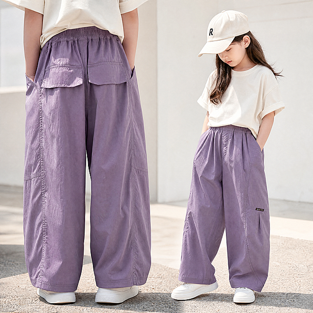 夏日日系街拍，女童模特穿着奶白宽松短袖T恤和香芋紫工装阔腿裤，裤子要体现夏天轻薄的质感，搭配小白鞋，整体风格干净清爽，低饱和色调，高清无水印，淘宝电商主图，1:1比例，近景展示裤子口袋细节