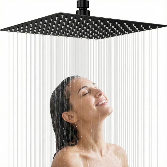 一个人在这个淋浴头下洗澡，10张，白底，1:1，严格参照图二的使用方式预览效果