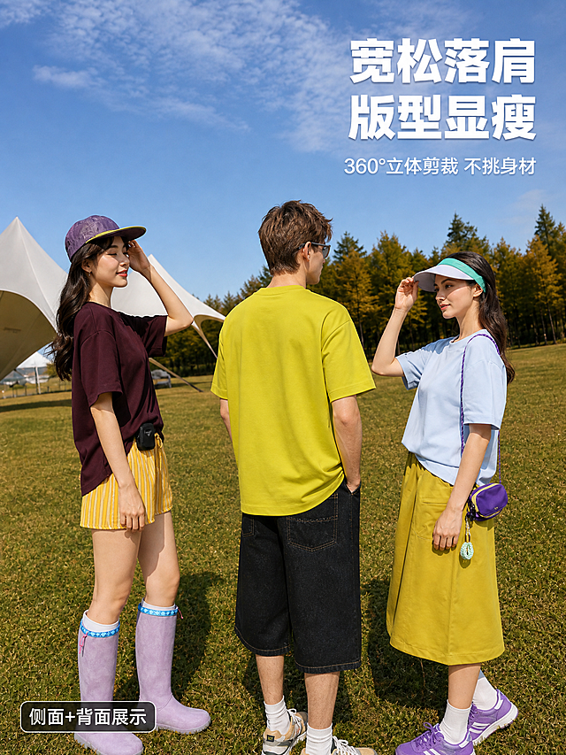 [主图-2] 夏季户外露营休闲短袖T恤侧面与背面三人穿搭展示图。
[氛围风格] 户外露营自然松弛风，年轻活力，1688源头工厂品质感，自然抓拍感。
[画质] 商业摄影质感、光线柔和通透、产品清晰真实、画面干净高级。
[元素] 三位年轻亚洲模特在户外露营草地上，展示T恤的侧面与背面版型。左侧女生侧身45度朝向画面右方，酒红色短袖T恤侧面落肩线条清晰，黄色条纹短裤，紫色长靴，手撩头发姿态自然；中间男生背对镜头展示荧光黄绿色T恤背面整体版型，黑色牛仔中裤，双手插袋，头部微侧；右侧女生侧身朝向画面左方，浅蓝色T恤侧面轮廓，芥末黄半身裙，手轻扶帽檐。背景为同一片户外露营场景，草地、白色天幕、金黄色树林、蓝天白云，与首图场景风格统一。**保持三款T恤外观（即物理结构、材质质感、颜色、落肩宽松版型）与输入产品图保持绝对一致，杜绝任何变形和色差，精细化处理**。商品主体（T恤）占比控制在画面60%-70%，人物头部不顶边，全身完整。画面满屏无边框。
[光影] 自然日光侧光，上午光线柔和，衣物背面与侧面有自然明暗层次，褶皱立体感强，草地光影斑驳，整体通透明亮。
[配色] 主色自然绿+天蓝；辅色酒红、荧光黄绿、浅蓝、芥末黄；强调色白色天幕。
[视角构图] 平视中景，三人呈错落站位，展示侧面与背面不同角度，前中后景分层，景深中等，背景适度虚化。
[文字版式] 右上负空间右对齐，两行文案。大字主标题"宽松落肩 版型显瘦"，白色粗体无衬线最大号加轻微深色描边确保可读；辅助短句"360°立体剪裁 不挑身材"，约半高白色。左下角小标签"侧面+背面展示"，深底白字圆角矩形。
[输出要求] 3:4 比例，文字清晰锐利，画面超高清商业摄影质感。
[负向提示词] 变形，文字错乱，产品图模糊，背景杂乱，水印，电商平台Logo，多余的手，多余的手指，畸形手，融合手指，手部扭曲，肢体穿模，人物面部扭曲，关节反折。