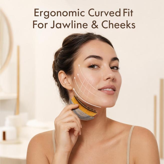 [主图-3] 贴合面部实操场景转化图
标题文字: "Ergonomic Curved Fit For Jawline & Cheeks"
[氛围风格] 干净简约护肤室内实景，柔和自然ins轻奢氛围
[预览效果