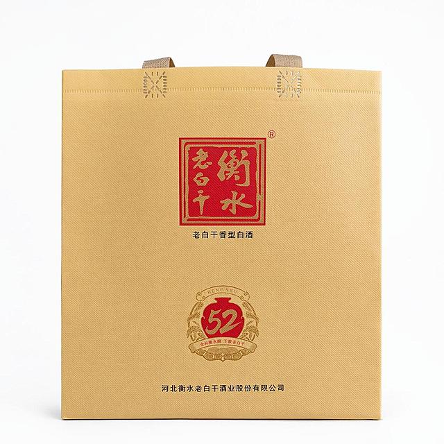 产品精修，产品置于纯白背景上，专业商业棚拍光，5500K标准中性白光，轮廓光，体积光，曝光正确，强烈真实立体感，接地处保留干净浅淡的自然接触阴影，严禁大片投影、脏灰阴影和悬浮感，主体居中，商品完整入画不裁切，商品外轮廓视觉体量约画面60%-80%，四边均匀留白约10%-20%，严禁满幅铺满与贴边顶满，极致超清画质，细节清晰锐利，4K分辨率，商业级实拍质感，保留原图真实材质与结构细节，明显提升商品表面洁净度，清理灰尘、污渍、指纹、油污、胶痕和霉点，让表面从脏旧发闷变为干净可售卖状态，锁定原图商品颜色，颜色以输入图为唯一参考，分段部件颜色边界按原图锁定，锁定原图商品轮廓、件数、部件位置、连接关系、标签文字和可见功能细节，只做精修不重绘结构，强制落地，严禁悬空，包型比例不变，拉链、五金、提手、肩带、缝线位置与原图一致，布艺/纺织质感自然，编织方向清晰，纤维层次丰富，柔软感真实，正视图，标准透视校正，正常透视焦段，保持同类机位，比例1:1