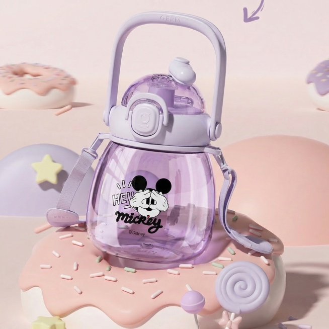 将图1中的粉色米妮水杯替换为图2中的紫色米奇水杯，保持图1中水杯的摆放角度、位置和场景不变，场景其余元素完全保留预览效果