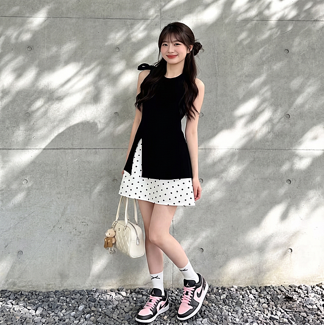 保持图片2姿势不变，把图片1的鞋穿在图片2的模特脚上