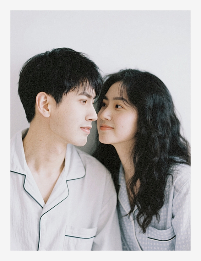 一对情侣，睡衣，白色背景