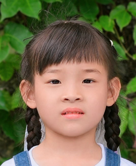 将小女孩的刘海稍微剪短一点点，保持原本样貌、发型样式、服装和绿色植物背景都不发生变化，只微调刘海长度预览效果