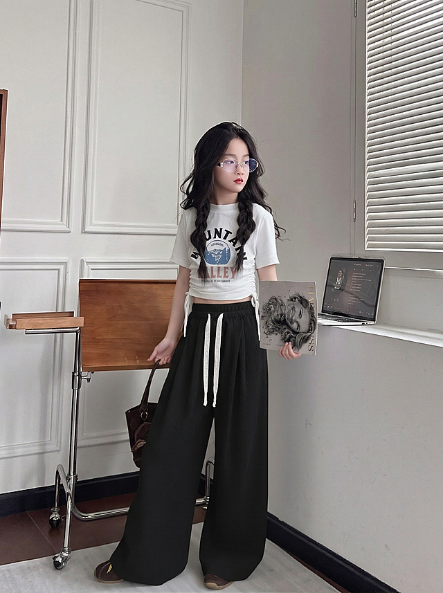 淘宝女童黑色阔腿裤详情页模块9，750宽度，简约清新风格，使用第九张素材图，展示整体穿搭效果，无多余文案，画面干净，光线柔和，产品与原图一致