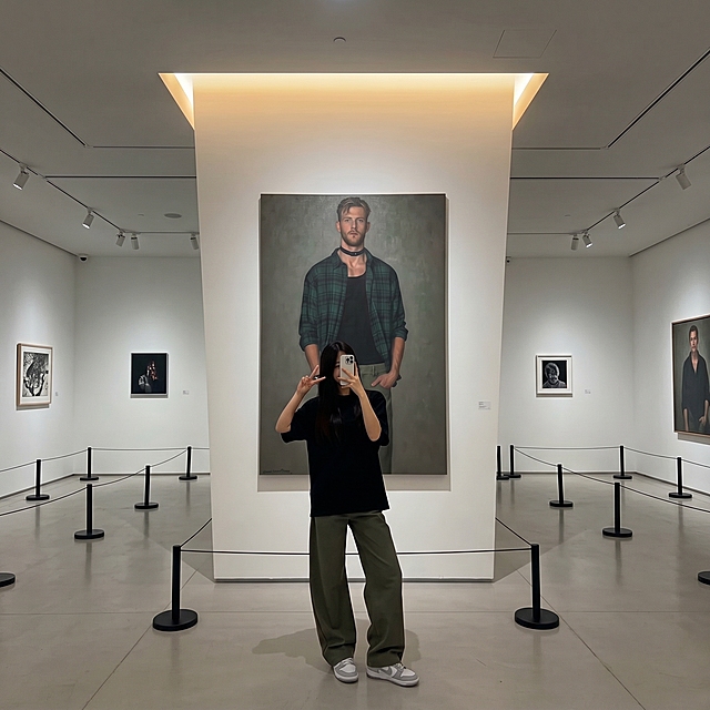 在不影响图片原有美感的前提下，将图片调整为1比1的尺寸，保留原图所有内容和构图风格