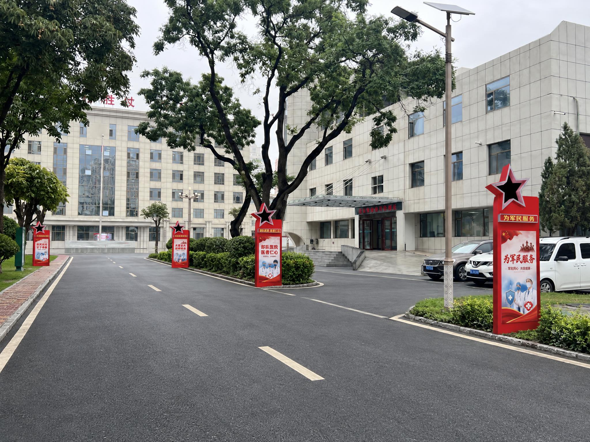 基于第一张医院场景图进行修改：在画面右侧路边、最右侧绿色线框位… - 图片创意预览