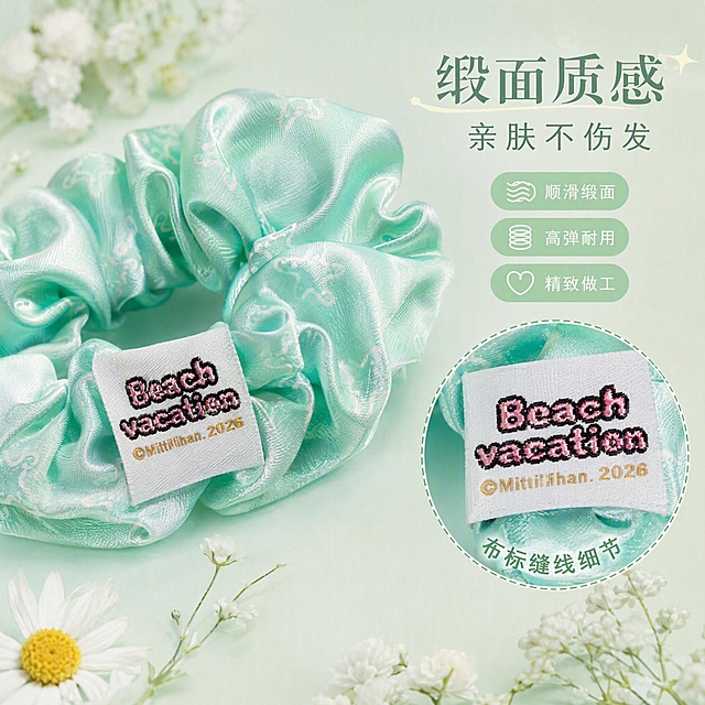材质细节特写 薄荷绿色海星图案大肠发圈侧面展示 缎面布料丝滑光泽 细腻纹理 自然褶皱 旁边圆形放大区域展示布标缝线细节 浅薄荷绿背景 点缀小花朵装饰 文字 缎面质感 亲肤不伤发 顺滑缎面 高弹耐用 精致做工 软萌治愈风格 1比1正方形 商业摄影 高清 细节清晰