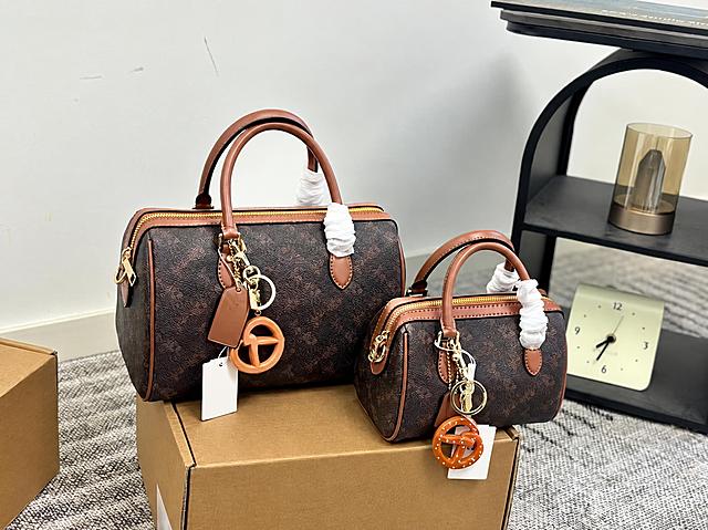 去掉图片中所有的COACH品牌LOGO和文字，包括包身金属LOGO、吊牌上的LOGO文字、纸箱上的LOGO文字；保持包的形状、图案、颜色、五金配件、挂饰、背景环境和光影效果不变，整体自然真实