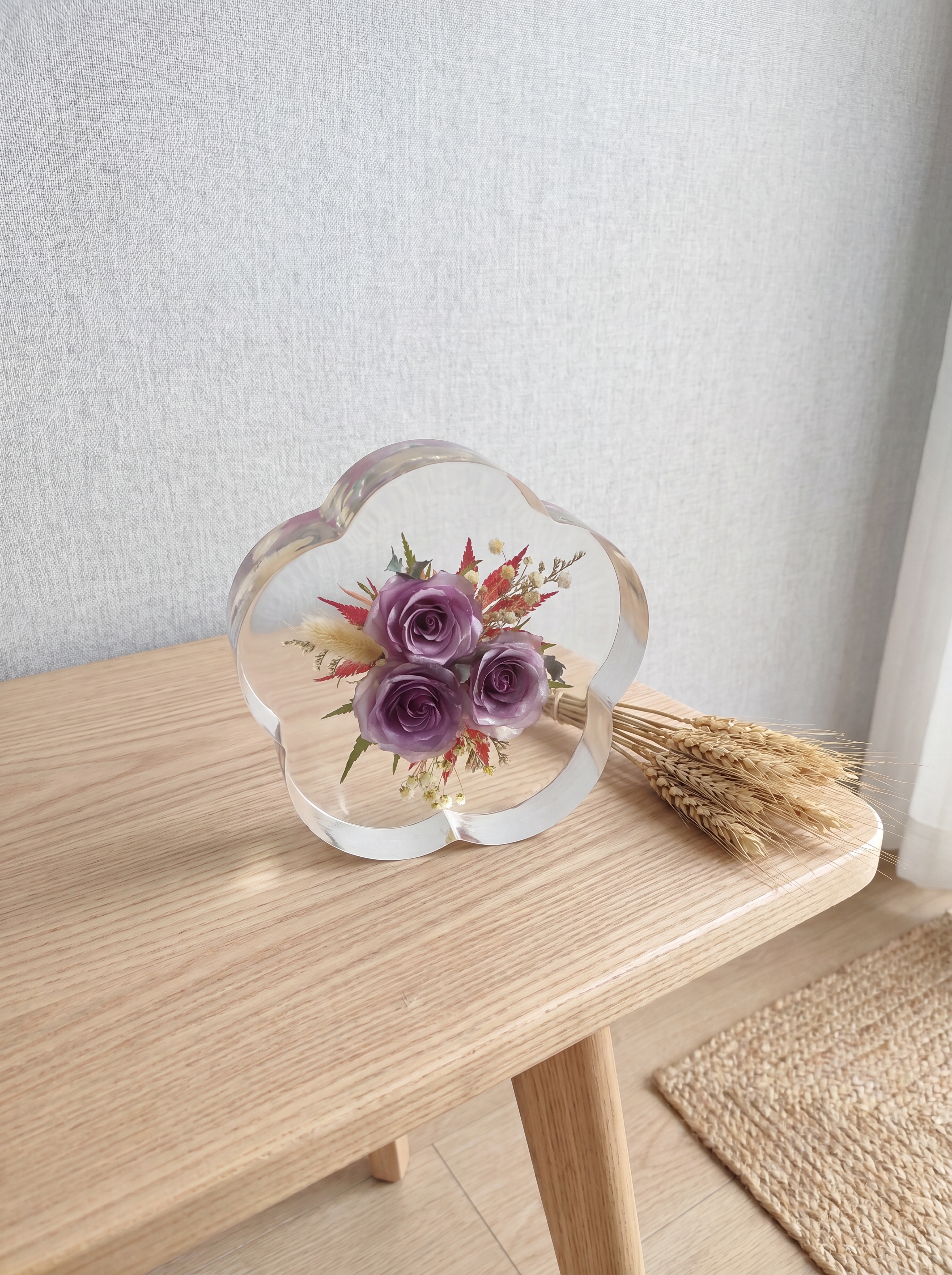 产品为梅花形树脂干花摆件，包含梅花形透明树脂块和原木底座，干花… - 图片创意预览