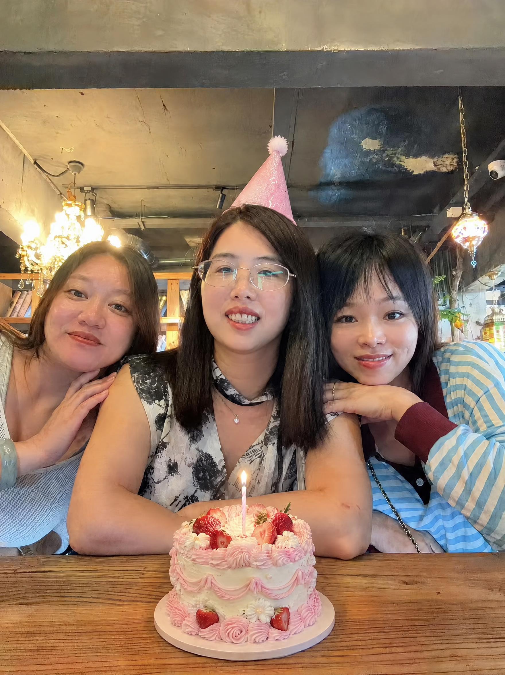 将蛋糕上的蜡烛改为一根，去掉中间女生生日帽的下巴带子；其他所有… - 图片创意预览