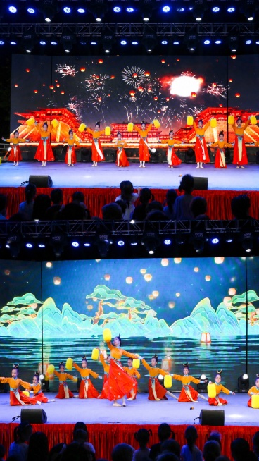 将两张儿童舞蹈演出图片拼接为一张竖屏图片，适合电视投放，保留所有表演者完整，保证画面自然协调预览效果