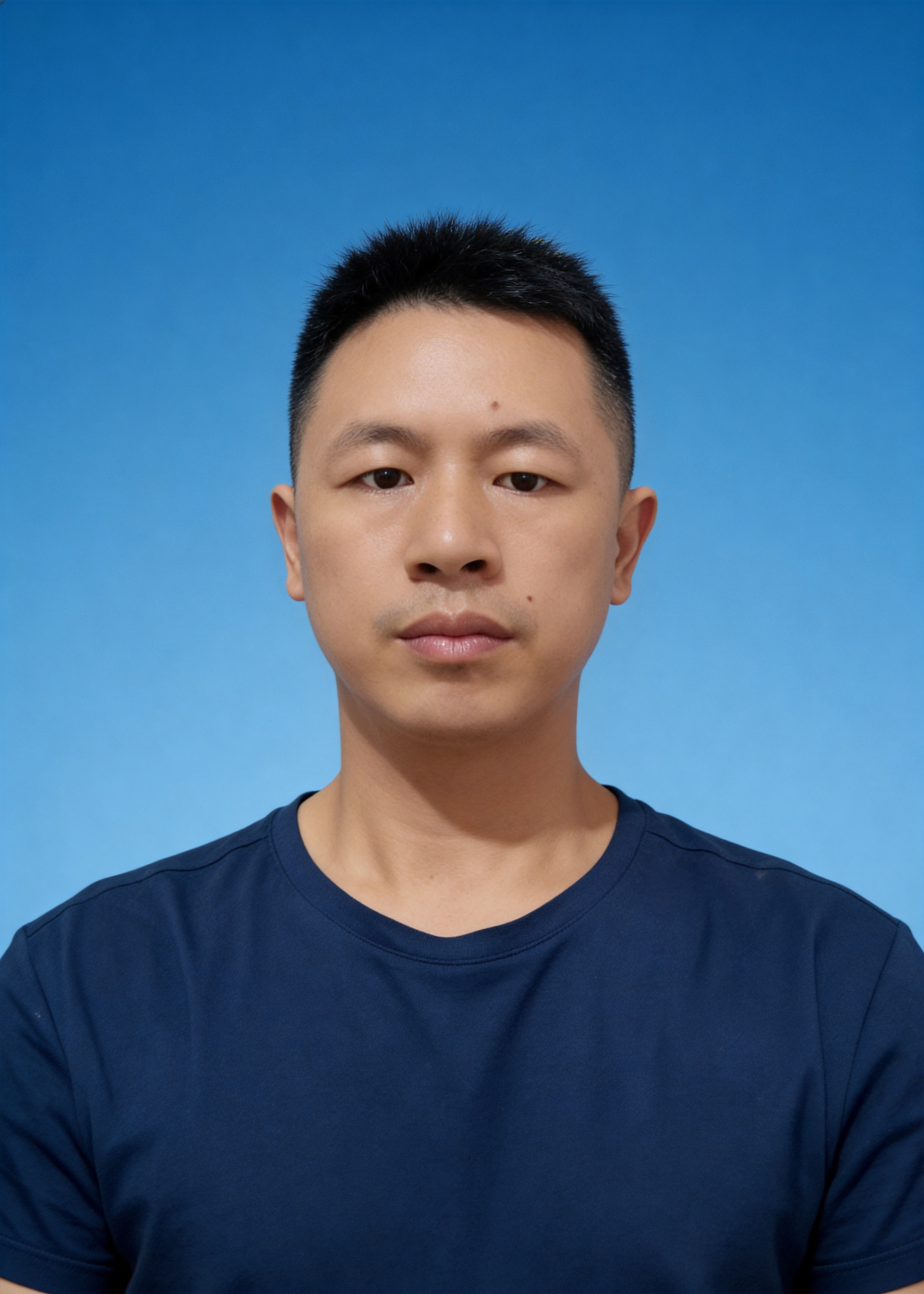 保留第一张图中人物发型、脸型、年龄特征生成标准样式纯正面证件照… - 图片创意预览