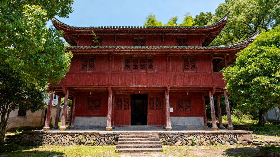 浙江省义乌市上溪镇里美山村吴山民故居的外景图，木质结构三层传统民居，真实写实风格，红色历史文物建筑，清晰明亮的室外场景预览效果