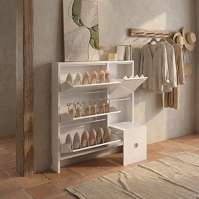 保持图中的白色翻斗鞋柜鞋架不变，更换为侘寂风入户玄关场景，墙面为微水泥，地面为赤陶色地砖，搭配天然亚麻地毯和原木挂衣杆，质朴自然，暖调光线，商品展示清晰