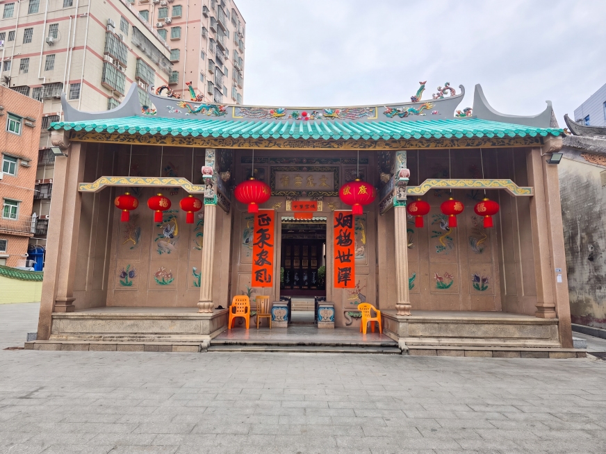 对照片进行色彩翻新，优化色彩饱和度和鲜艳度，将屋顶老化墙体改为灰色底保留原有彩色花纹，把屋顶瓦片改成鲜亮的青绿色，保留原有建筑结构和所有内容预览效果