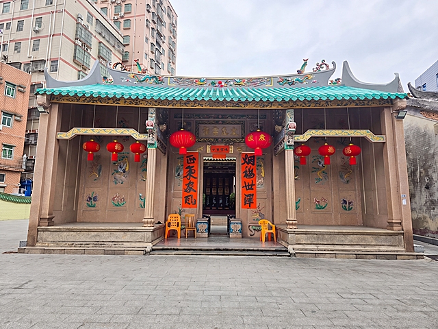 对照片进行色彩翻新，优化色彩饱和度和鲜艳度，将屋顶老化墙体改为灰色底保留原有彩色花纹，把屋顶瓦片改成鲜亮的青绿色，保留原有建筑结构和所有内容