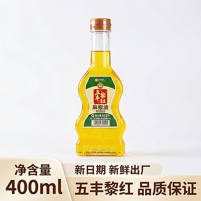 [主图 5] 规格信息展示-五丰黎红麻椒油信任背书
[氛围风格] 直白清晰，干净整洁的电商风格，颜色鲜亮
[画面元素] 商业摄影质感，光线柔和通透，产品清晰真实，画面干净高级。原瓶麻椒油居中展示，周围清晰标注核心规格信息，整体画面干净突出产品净含量与品牌信息，产品外观和原图保持一致，无边框满铺设计。
[配色色系] 主色调：产品本身金黄色搭配干净浅白底，绿色红色品牌色点缀，整体颜色鲜亮干净
[视角构图] 平视居中构图，产品完整展示
[文字版式] 画面底部设置半透明悬浮条（两端留空），横向排列核心信息：左侧大号加粗“净含量 400ml”，中间“新日期 新鲜出厂”，右侧“五丰黎红 品质保证”，文字为深棕色，背景浅色，反差清晰，不遮挡产品主体。
[比例分辨率] 1:1 比例，2K 分辨率，文字清晰可辨，超高清
[负向提示词] 变形，水印，文字错乱，产品图模糊，背景杂乱，颜色暗沉